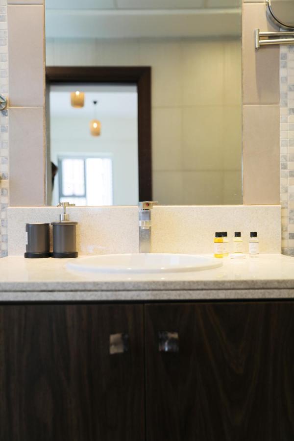 Scenic 2 Bedroom Apartment - Downtown Business Bay Dubai Buitenkant foto